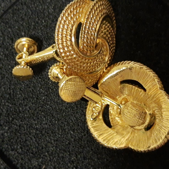 Napier Gold Tone Large Knot Clip-On Earrings VTG - Picture 15 of 16